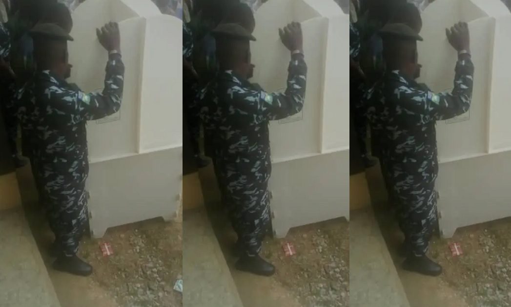 #OsunDecides2022: Policeman caught on camera telling a voter who to cast ballot for (video)